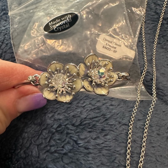 Beautiful NWOT Flower Enamel and Swarovski Bangle and Pendant Necklace - Picture 3 of 7